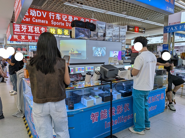 出典私ミシェリーによる撮影. 華強電子世界フェーズ2 3F 3 2階と同様に日常生活向けのコンシューマーガジェットが中心のフロア その２.