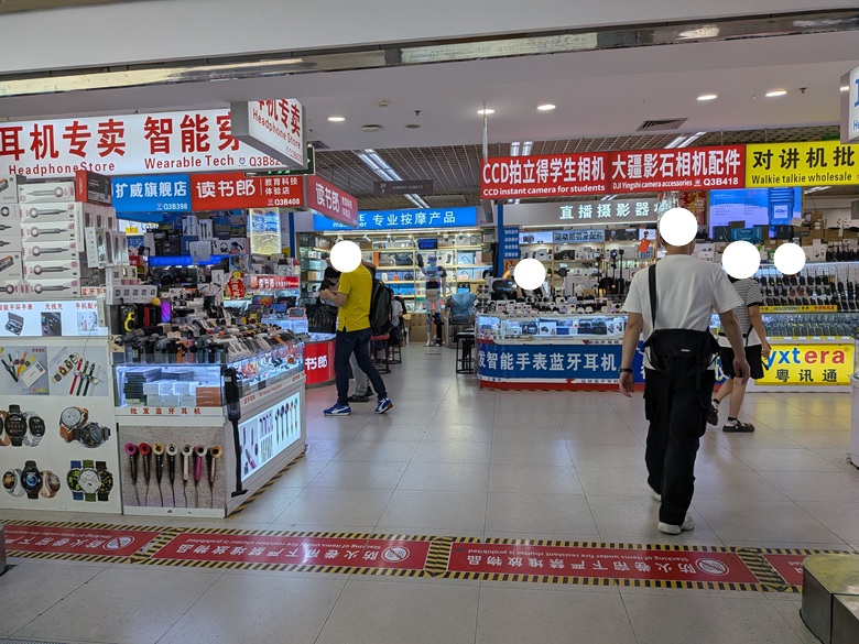 出典私ミシェリーによる撮影. 華強電子世界フェーズ２ 3階 撮影機材・デジタル製品の雰囲気.