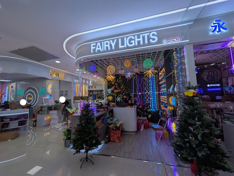 出典私ミシェリーによる撮影. 裏側5階「华强LED交易中心（HQ-LED CENTRE）」はネオン・LEDテープの専門店がずらり ２