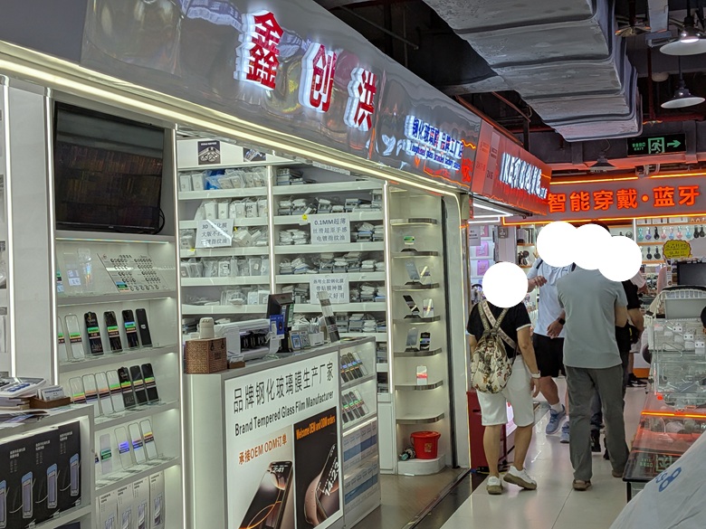 2階：保護フィルム・充電器・モバイルバッテリー＆機能性スタンドフロア