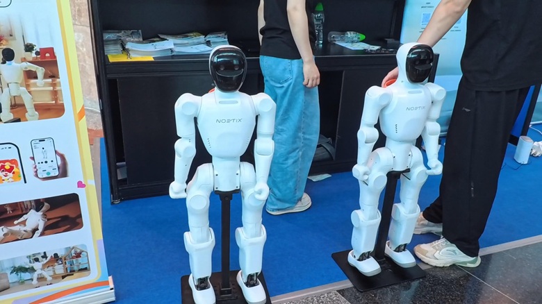 出典 私ミシェリーの撮影. Beijing Noetix Robotics  スムーズな足回りを活かして自律走行する実用的なロボット