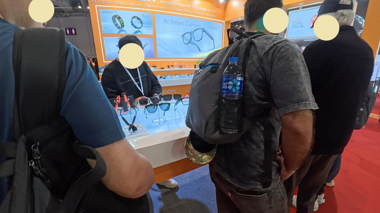 出典:私ミシェリーの撮影.SHINECONブースの特大看板＆製品展示