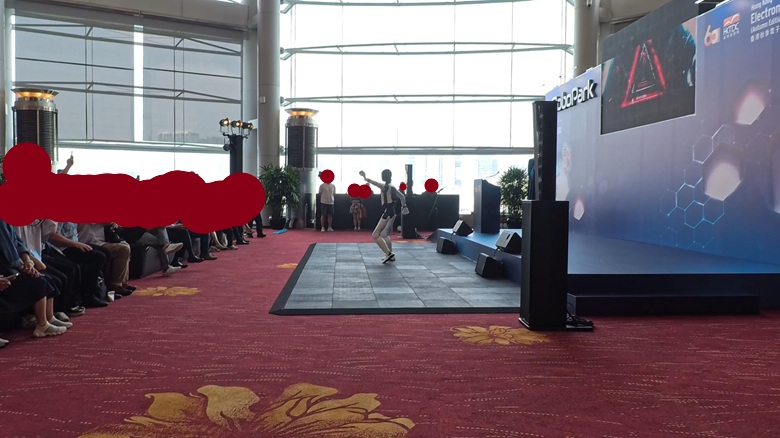 出典 私ミシェリーの撮影. アーロン・クオック（郭富城）のライブパフォーマンスを再現したAIロボットの舞