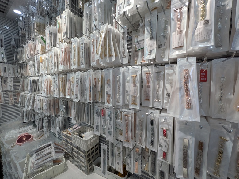 シリコン、レザー、ステンレスからキラキラのジュエリー調まで、ない種類を探す方が難しいほどの品揃え