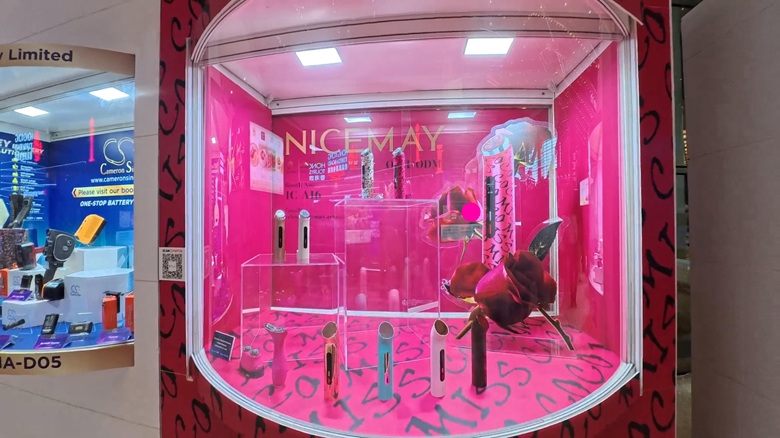 出典 私ミシェリーの撮影. 会場入り口に飾ってあったNicemayの商品ウィンドウ