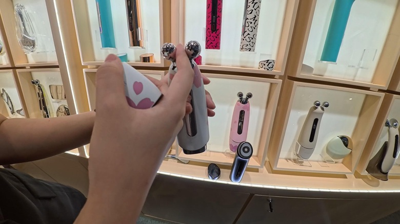 出典 私ミシェリーの撮影. 桜モチーフが華やか！「MR-2590 LUMILIFT Pro」多機能美顔器5