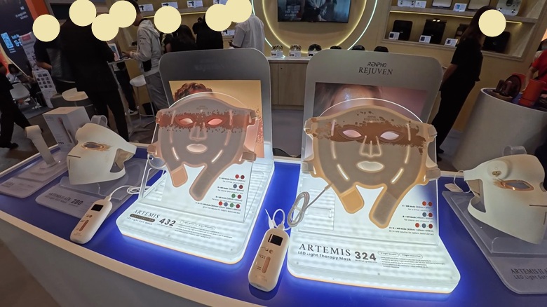 出典 私ミシェリーの撮影. 毎日の「ながら美容」で全顔トータルケアを叶える「ARTEMIS フラット型LEDマスク」