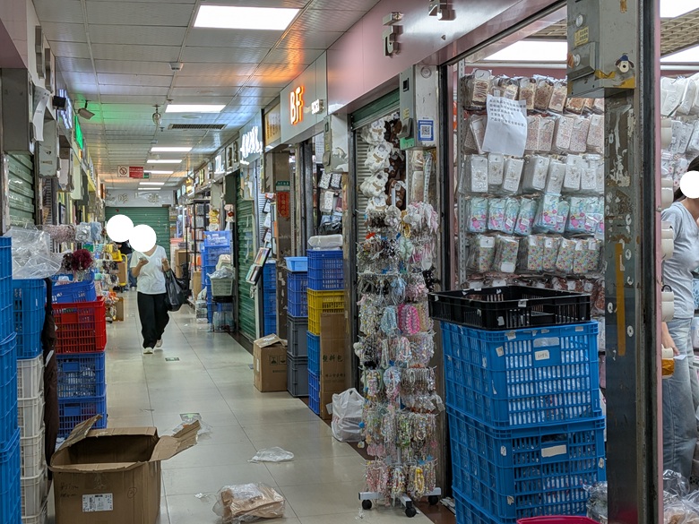 賽格 経済大厦 隠された5階：公式マップ非掲載！作業現場と化したディープな最上階 段ボールとコンテナが積み上がる 薄暗い通路 その２