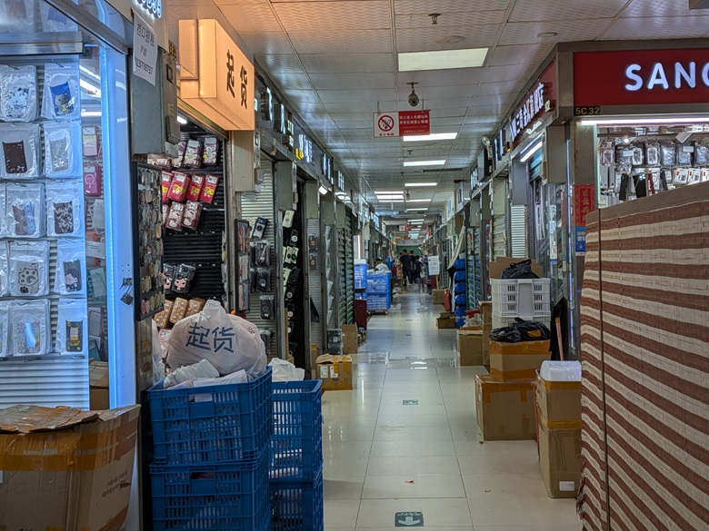 賽格 経済大厦 隠された5階：公式マップ非掲載！作業現場と化したディープな最上階 段ボールとコンテナが積み上がる 薄暗い通路
