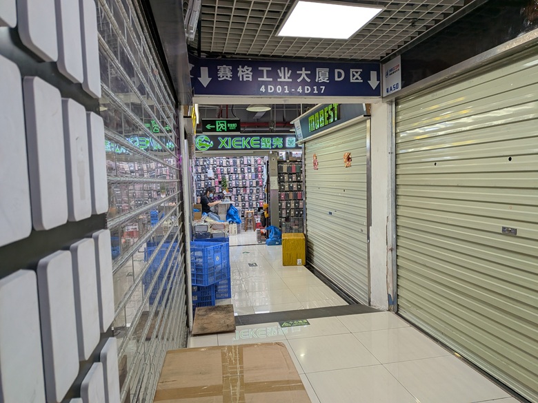 賽格 経済大厦は賽格電子市場（SEG）の別棟とつながっているため、エレベーターを探して迷い込むと、誤って別館に入ってしまうので注意が必要